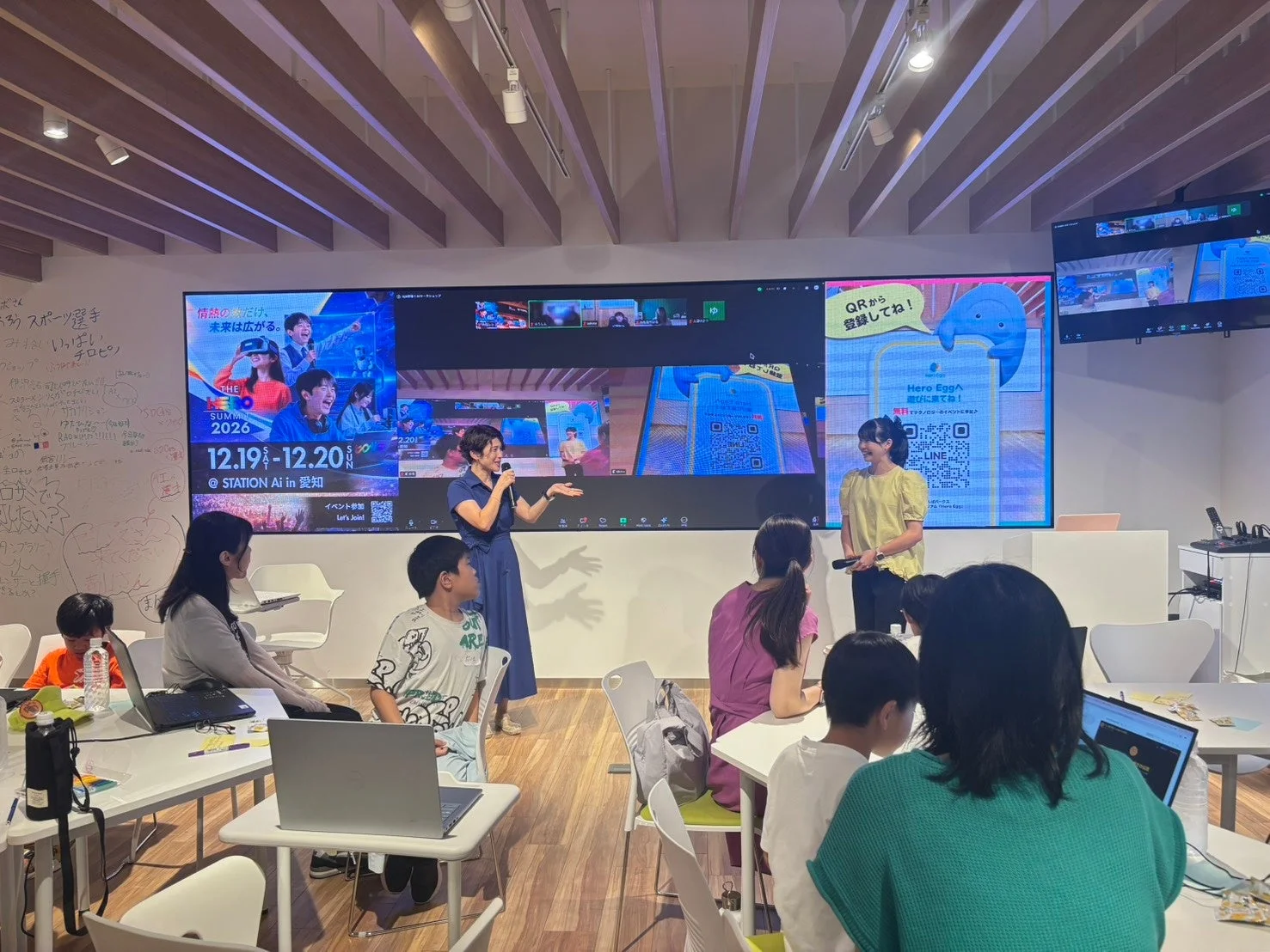 イベントでプレゼンテーションを行う女性
