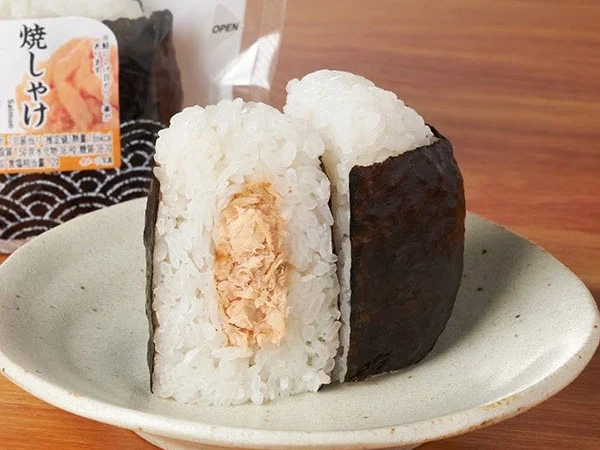 ファミリーマートの「直巻おむすび」4種類が11円値下げ！さらに147円のお手軽おむすび3種類が新登場！