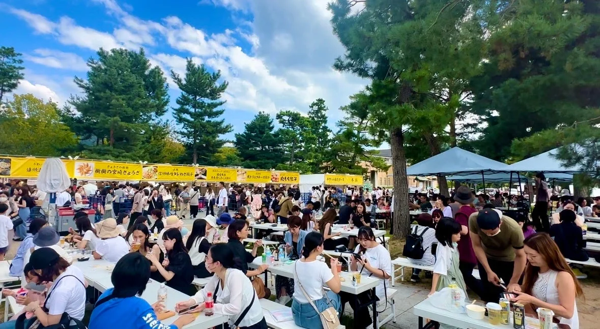 イベントを楽しむ人々