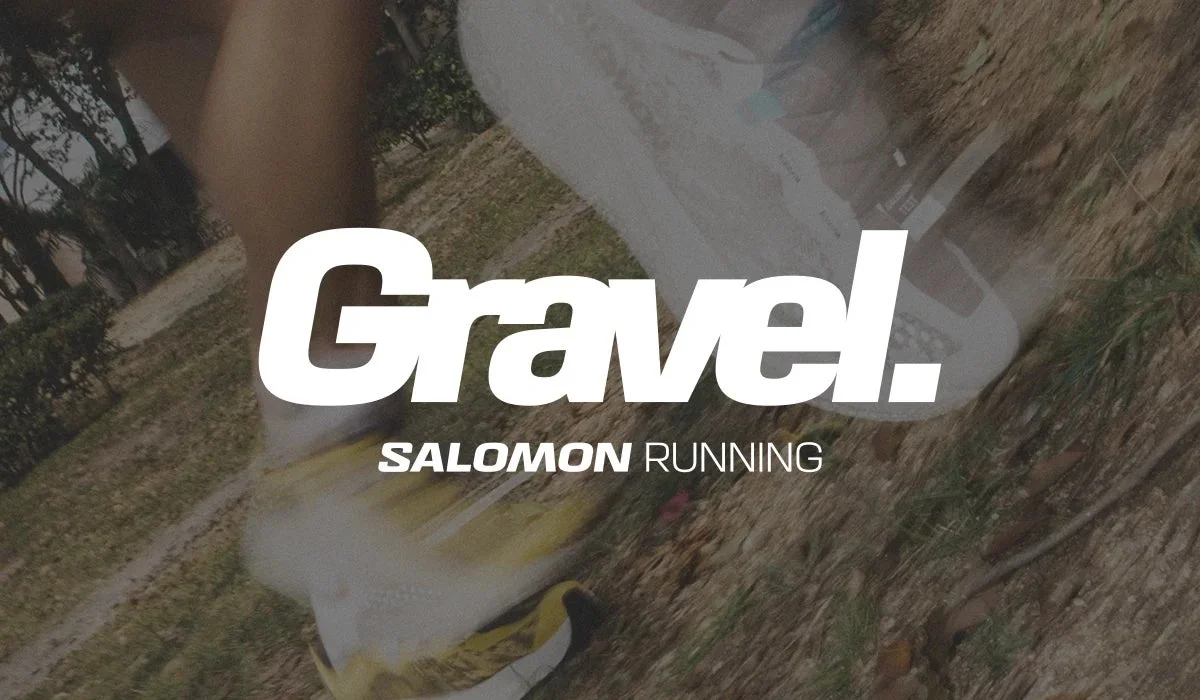 ランナーの足元と「Gravel. SALOMON RUNNING」のロゴ