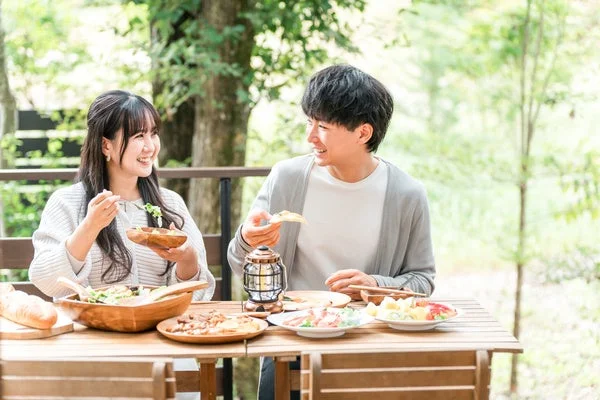 屋外で食事を楽しむカップル