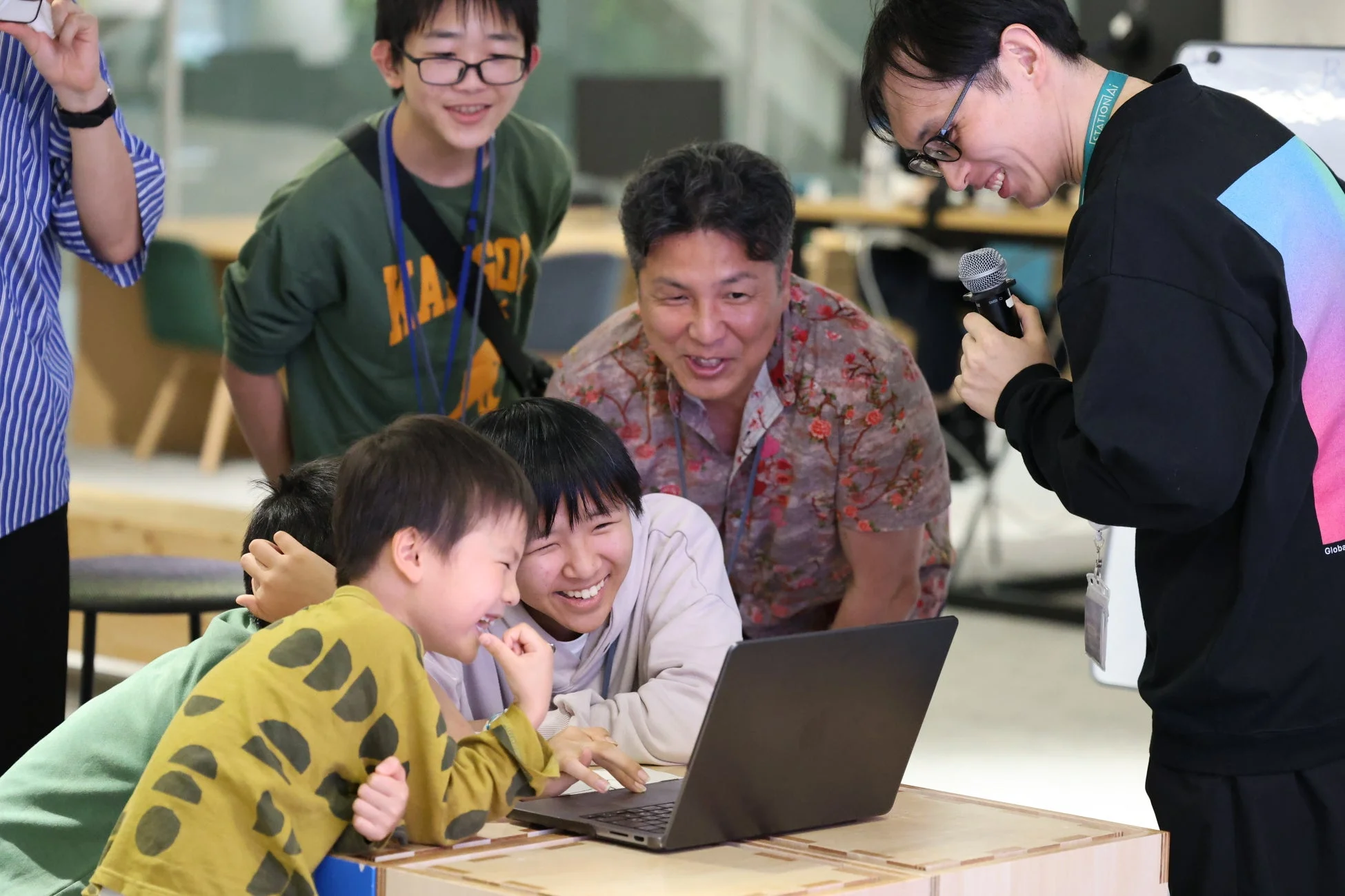 ワークショップで交流する親子