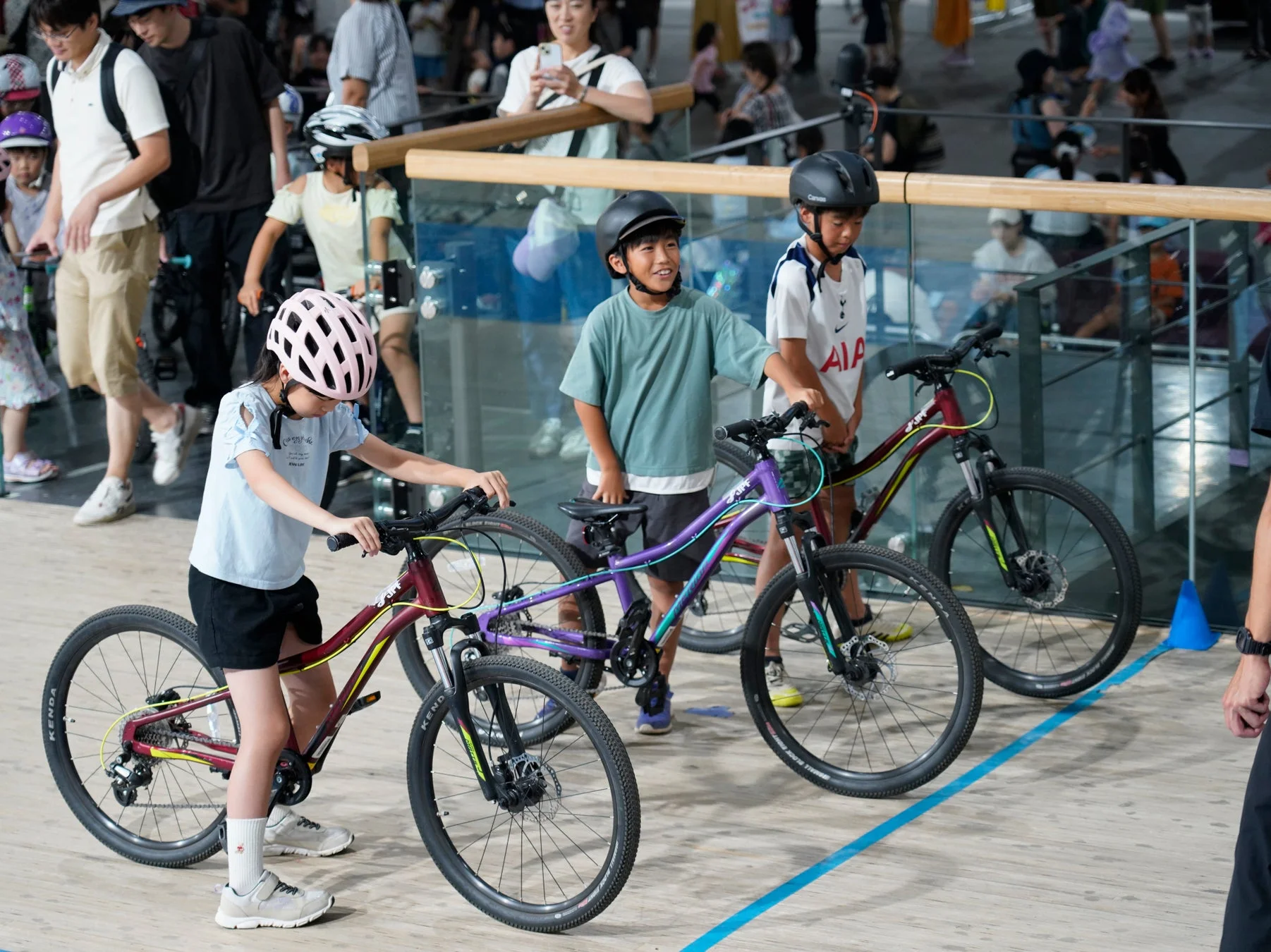 自転車体験をする子供たち