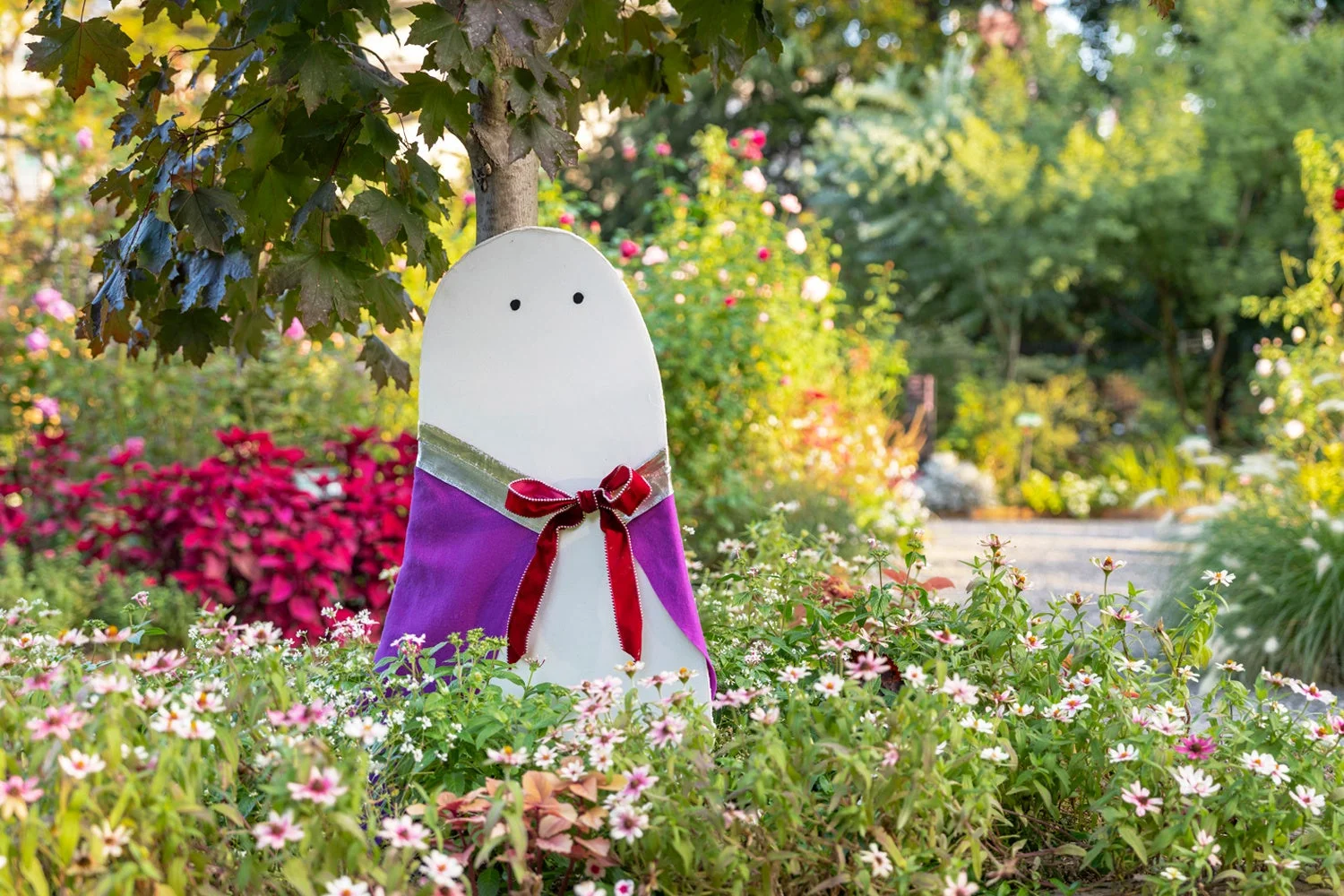 白いおばけの飾り付けがある庭園
