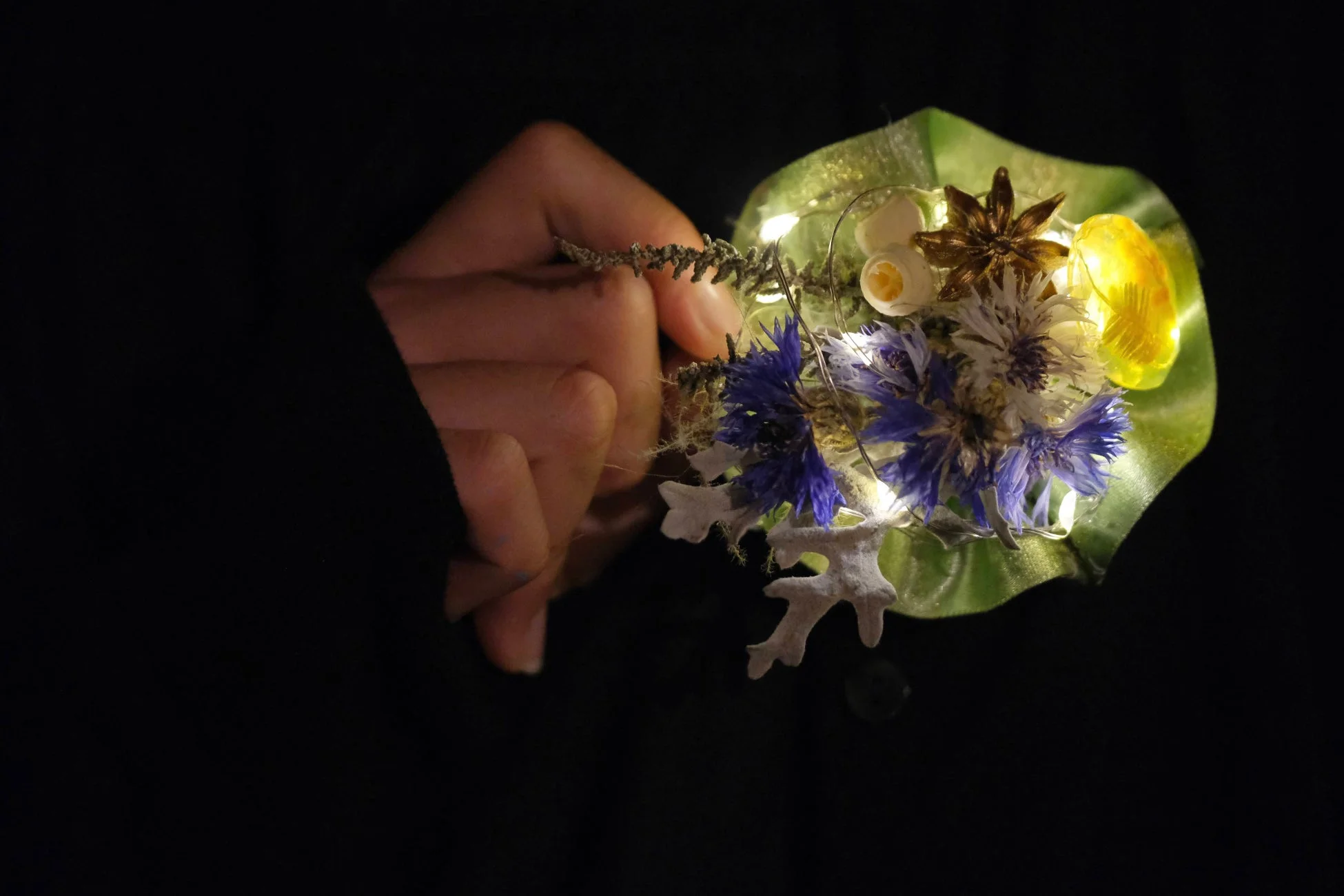 手が持つ光る花の装飾