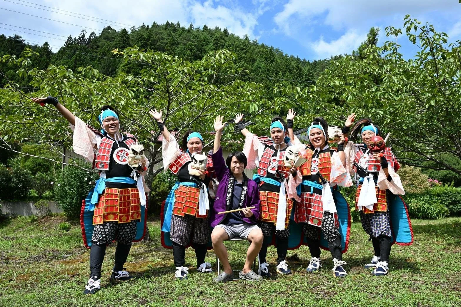 日本の伝統芸能の衣装を身につけた人々