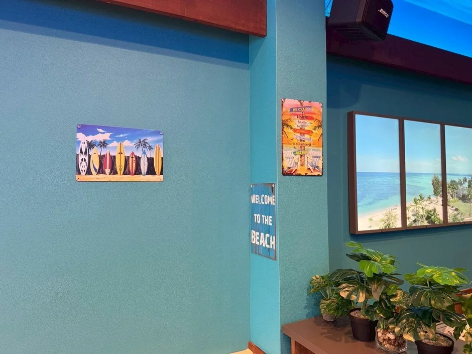 ビーチテーマの部屋、サーフボードと植物
