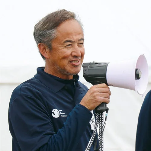メガホンを手にスピーチする川合庶氏