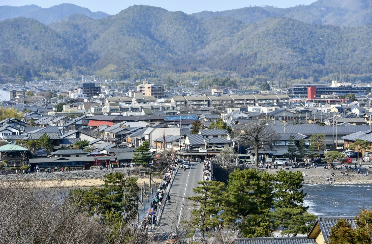 嵐山の渡月橋と街並み