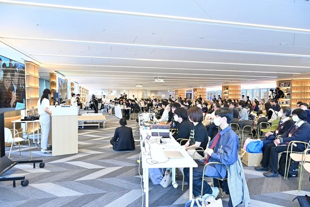 観覧者も参加するイベントの様子