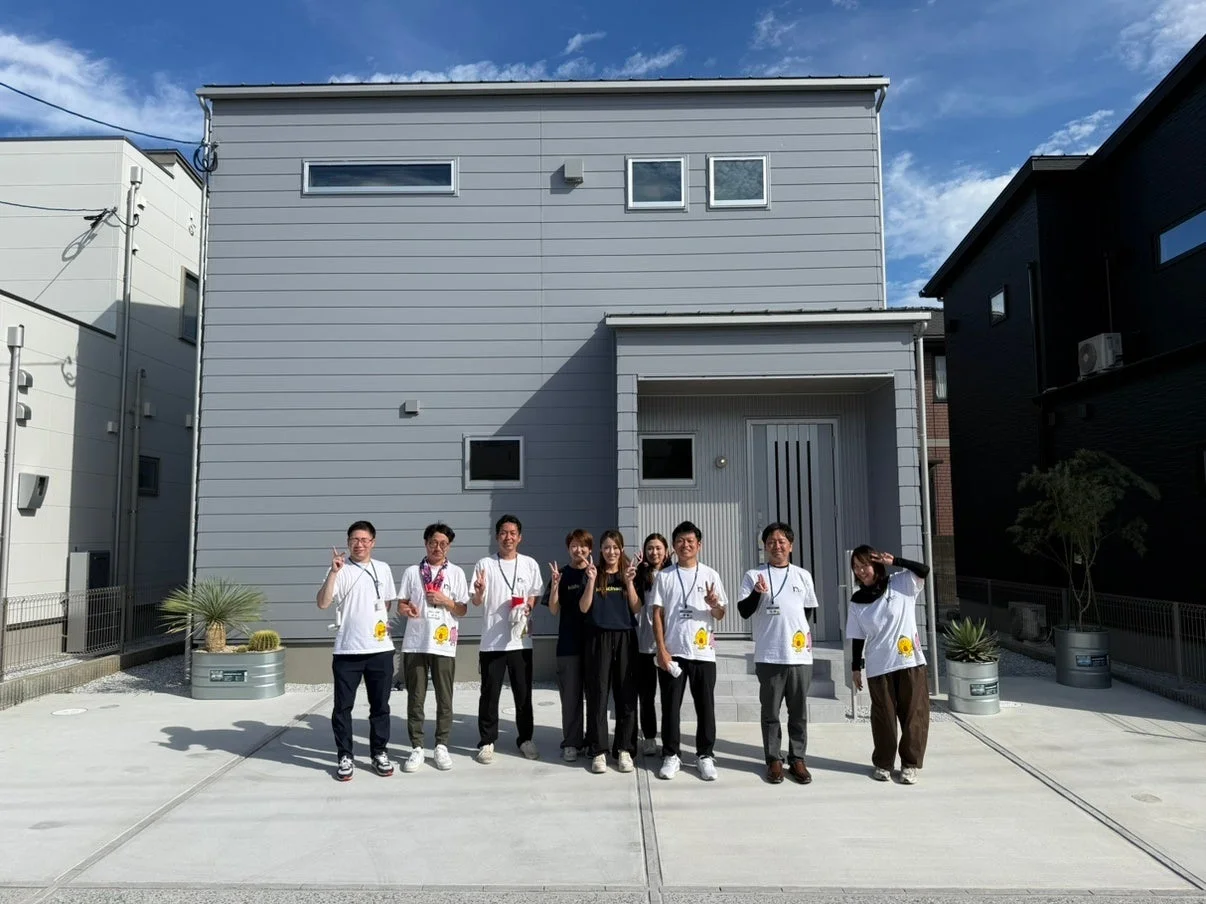 現代的な住宅と人々の集合写真