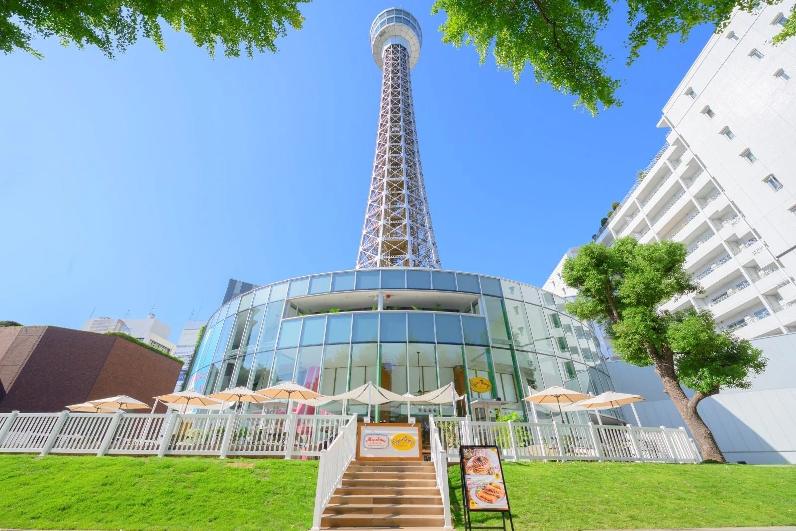 横浜マリンタワーの外観